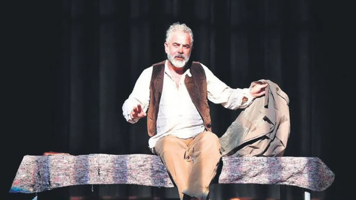 Okur, tiyatro gününde yine sahnedeydi